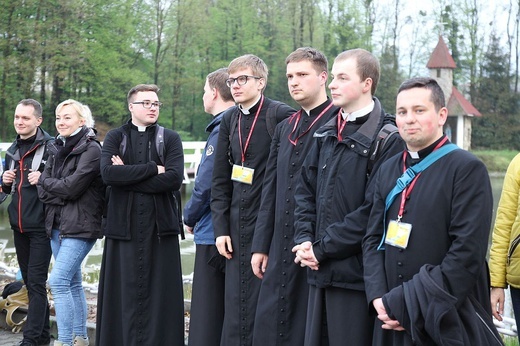 Pielgrzymi w sutannach w drodze do Łagiewnik - 2019