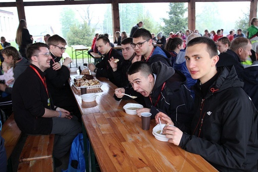 Pielgrzymi w sutannach w drodze do Łagiewnik - 2019