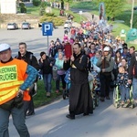 Pielgrzymi w sutannach w drodze do Łagiewnik - 2019