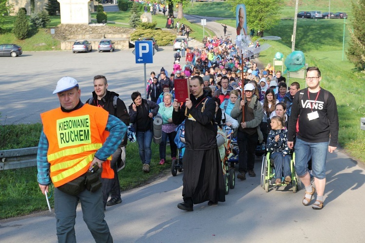 Pielgrzymi w sutannach w drodze do Łagiewnik - 2019