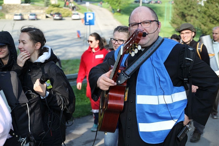 Pielgrzymi w sutannach w drodze do Łagiewnik - 2019