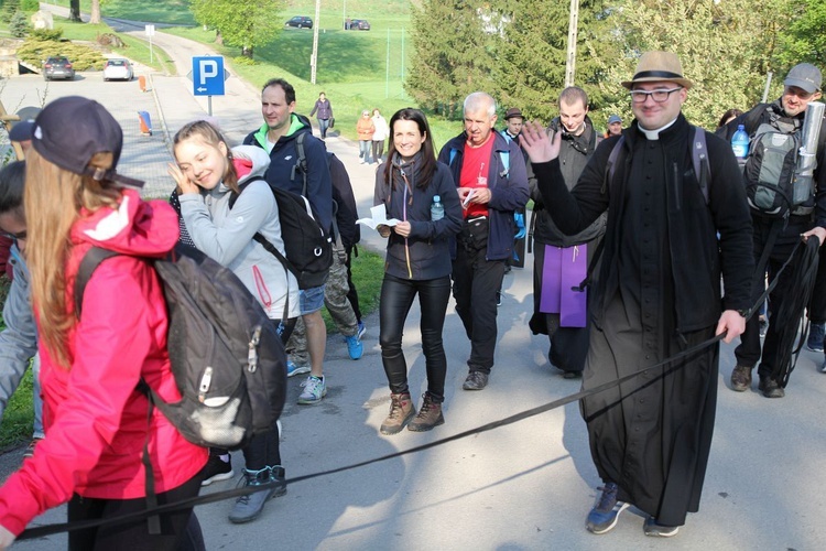 Pielgrzymi w sutannach w drodze do Łagiewnik - 2019