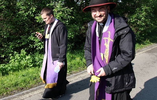Pielgrzymi w sutannach w drodze do Łagiewnik - 2019