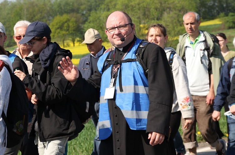 Pielgrzymi w sutannach w drodze do Łagiewnik - 2019