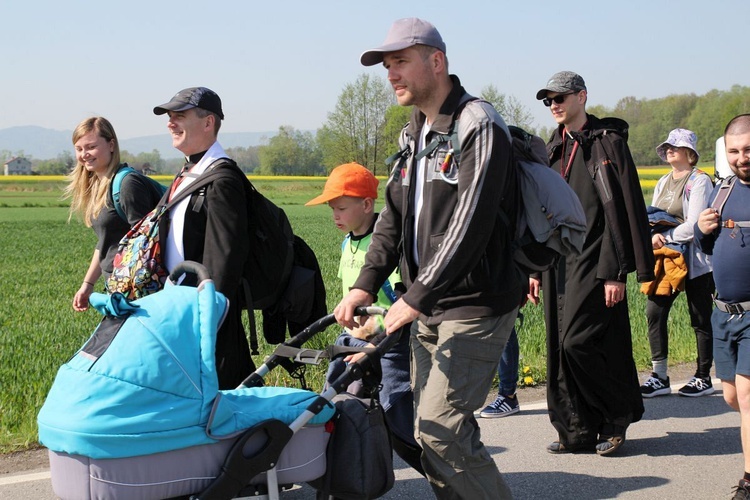 Pielgrzymi w sutannach w drodze do Łagiewnik - 2019