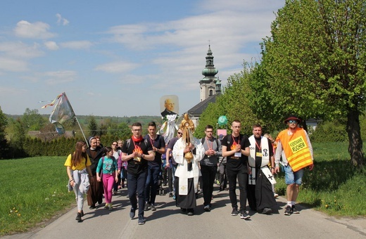Pielgrzymi w sutannach w drodze do Łagiewnik - 2019