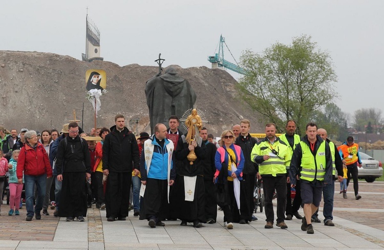 Pielgrzymi w sutannach w drodze do Łagiewnik - 2019