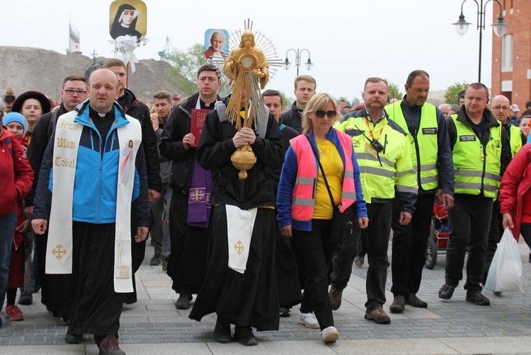 Pielgrzymi w sutannach w drodze do Łagiewnik - 2019