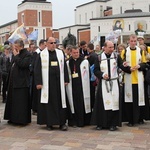 Pielgrzymi w sutannach w drodze do Łagiewnik - 2019