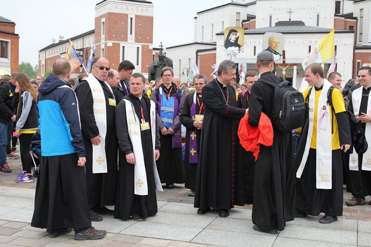 Pielgrzymi w sutannach w drodze do Łagiewnik - 2019