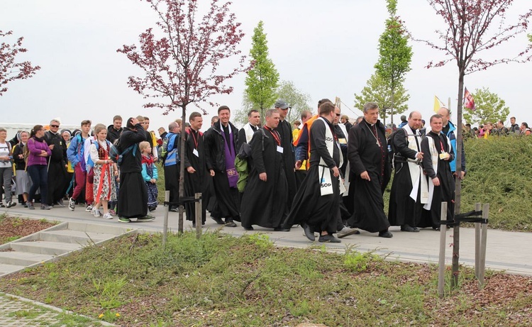 Pielgrzymi w sutannach w drodze do Łagiewnik - 2019