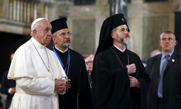 Franciszek podczas modlitwy w soborze Aleksandra Newskiego