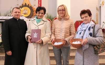 Z ks. Pawłem Lichotą (od lewej): Anna Karpińska, Marlena Burska, Barbara Gutowska.