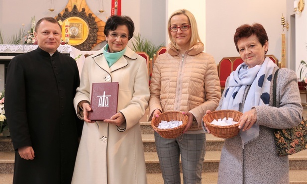 Z ks. Pawłem Lichotą (od lewej): Anna Karpińska, Marlena Burska, Barbara Gutowska.