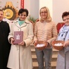 Z ks. Pawłem Lichotą (od lewej): Anna Karpińska, Marlena Burska, Barbara Gutowska.
