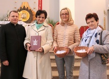 Z ks. Pawłem Lichotą (od lewej): Anna Karpińska, Marlena Burska, Barbara Gutowska.