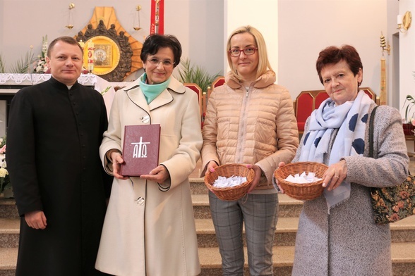 Z ks. Pawłem Lichotą (od lewej): Anna Karpińska, Marlena Burska, Barbara Gutowska.