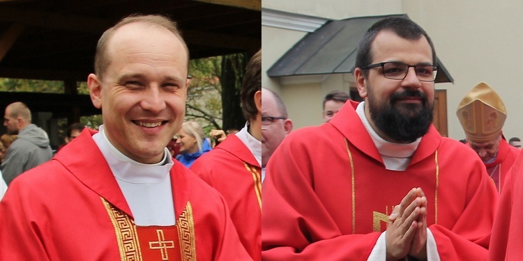 Ks. Jerzy Łukowicz (L), przewodnik grupy św. Maksymiliana, i ks. Grzegorz Pasternak prowadzący grupę św. Matki Teresy.