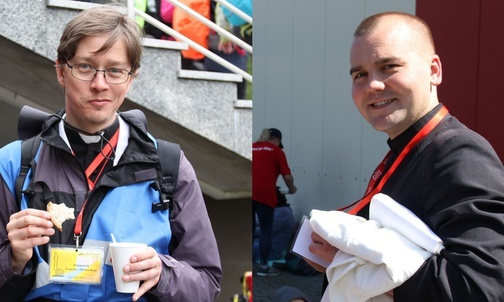 Ks. Piotr Niemczyk (L), przewodnik grupy św. Józefa Bilczewskiego, i ks. Paweł Radziejewski SDS prowadzący grupę bł. ks. M. Sopoćki.