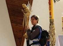 Ks. Piotr Niemczyk niósł Jezusa Eucharystycznego z kościoła w Witkowicach na trasie do Wieprza.