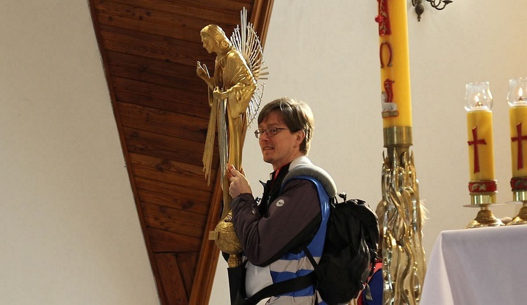 Ks. Piotr Niemczyk niósł Jezusa Eucharystycznego z kościoła w Witkowicach na trasie do Wieprza.