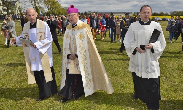 Biskup płocki poświęcił plac budowy.
