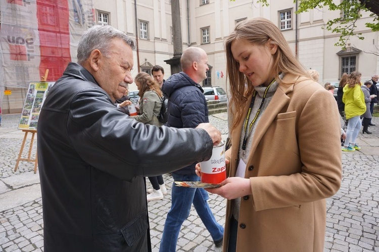 Zbiórka pod świdnicką katedrą.