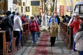 Pielgrzymi w drodze niosą figurę Matki Bożej.