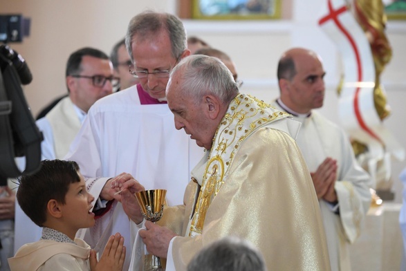 Papież udzielił Pierwszej Komunii 245 bułgarskim dzieciom