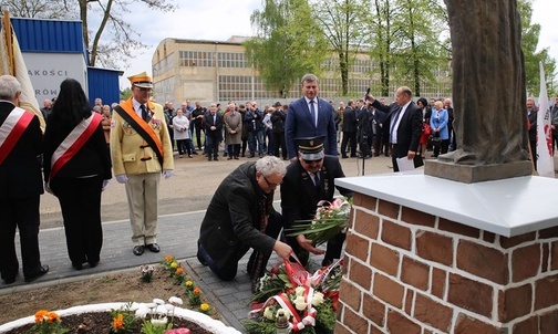 Poświęcenie figury św. Floriana przy fabryce ZAMET