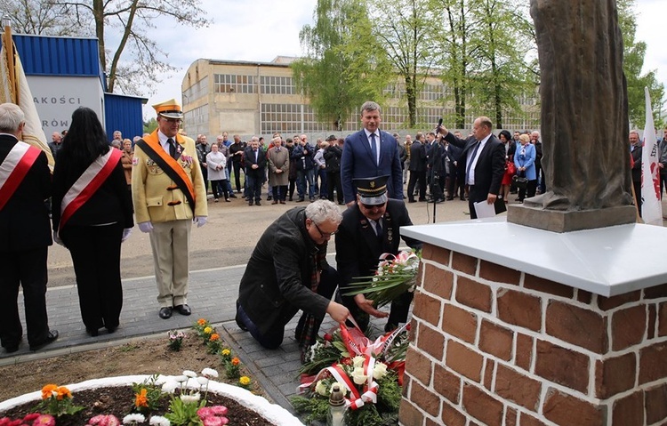 Poświęcenie figury św. Floriana przy fabryce ZAMET