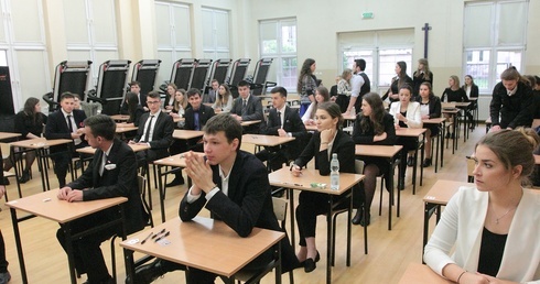 Świadectwo maturzystów, którzy modlą się przed egzaminami