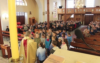 Ks. Sławomir Lorek rozmawia z najmłodszymi o najważniejszej Księdze.