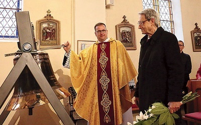 Ks. Jerzy Młocicki, proboszcz, i Joachim Hildebrandt. Fundator dzwonu jest prawnukiem Maxa Wunderlicha,  który na przełomie XIX i XX wieku posiadał majątek ziemski w Altfelde (Starym Polu) i tam też mieszkał. Rodziny Wunderlich i Hildebrandt spoczywają w krypcie kaplicy Wunderlichów na cmentarzu w Starym Polu.