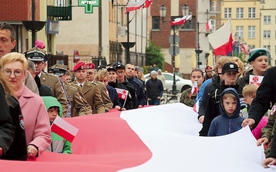 Elblążanie wspólnie nieśli wielki symbol państwa polskiego.