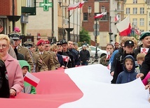 Elblążanie wspólnie nieśli wielki symbol państwa polskiego.