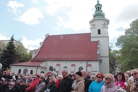 Eucharystię odprawiono na placu przed kościołem.