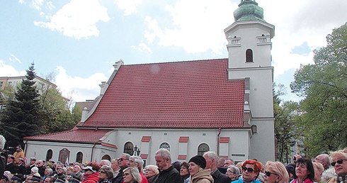 Eucharystię odprawiono na placu przed kościołem.