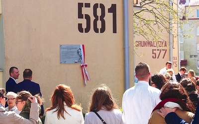 W uroczystości odsłonięcia tablicy pamiątkowej ku czci Tomasza Wojdakowskiego wzięło udział kilkadziesiąt osób.