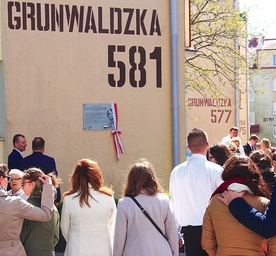 W uroczystości odsłonięcia tablicy pamiątkowej ku czci Tomasza Wojdakowskiego wzięło udział kilkadziesiąt osób.