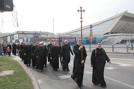 Alumni z modlitwą na ustach przeszli najbardziej uczęszczanymi ulicami tej części miasta.