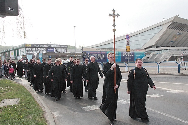 Alumni z modlitwą na ustach przeszli najbardziej uczęszczanymi ulicami tej części miasta.