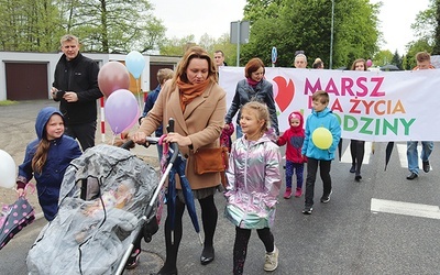 ◄	W barwnym pochodzie wzięło udział kilka pokoleń mieszkańców. 