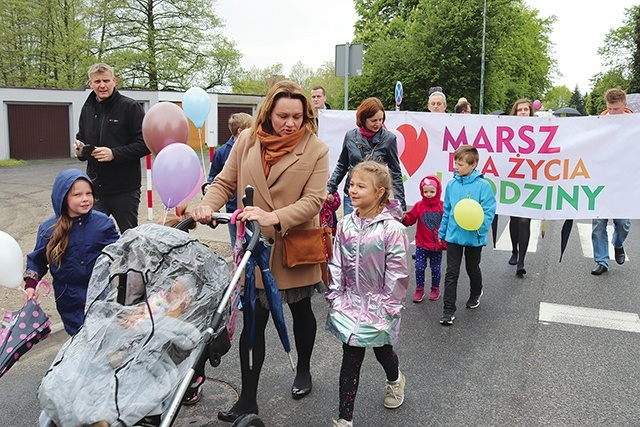 ◄	W barwnym pochodzie wzięło udział kilka pokoleń mieszkańców. 