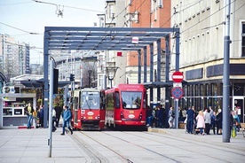 ▲	Popularne 105 (na zdjęciu z lewej) coraz rzadziej widać na torach aglomeracji. Kolejną grupę zastąpią krótkie wagony dostarczone przez firmę Modertrans.