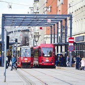 ▲	Popularne 105 (na zdjęciu z lewej) coraz rzadziej widać na torach aglomeracji. Kolejną grupę zastąpią krótkie wagony dostarczone przez firmę Modertrans.