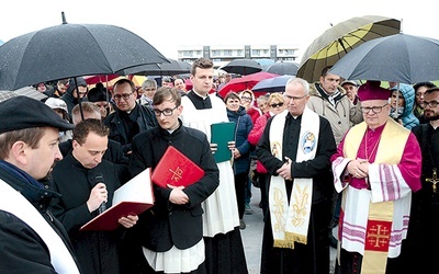 ▲	Kanclerz kurii odczytuje dekret erygujący.