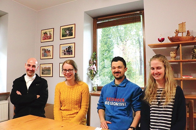 Od lewej: ks. Krzysztof Cepil, Marta Kolber, Bartosz Wiśniewski i Aneta Stachnik.