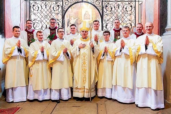 ▲	Nowo wyświęceni z biskupem oraz przełożonymi i moderatorami seminarium.
