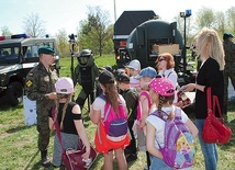Dzieci poznały z bliska pracę wojskowych.